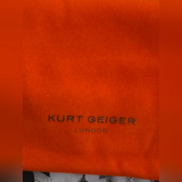 Kurt Geiger London Crystal Heart Stud earrings Peirced - Picture 5 of 5